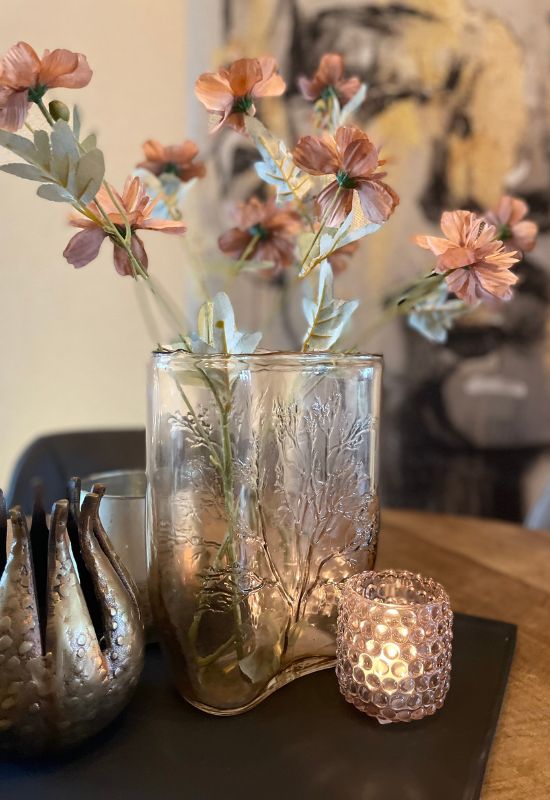 Bruine vaas met botanische textuur en roze kunstbloemen
