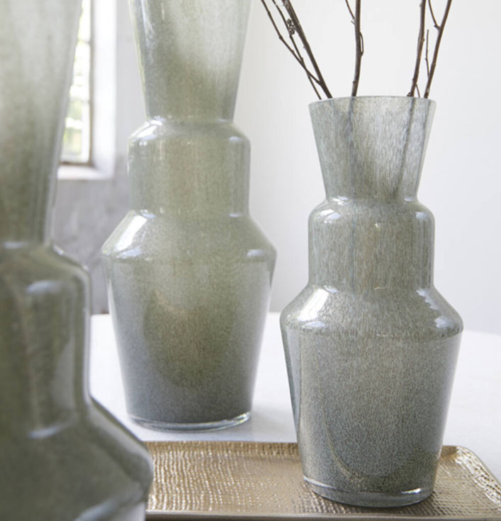 grijs groene vazen met een spikkel erin