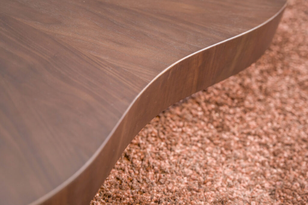 Bruin houten salontafel organisch