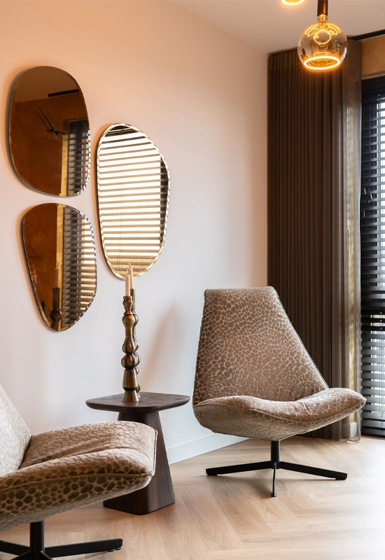 Zithoek fauteuils met patroon en spiegels