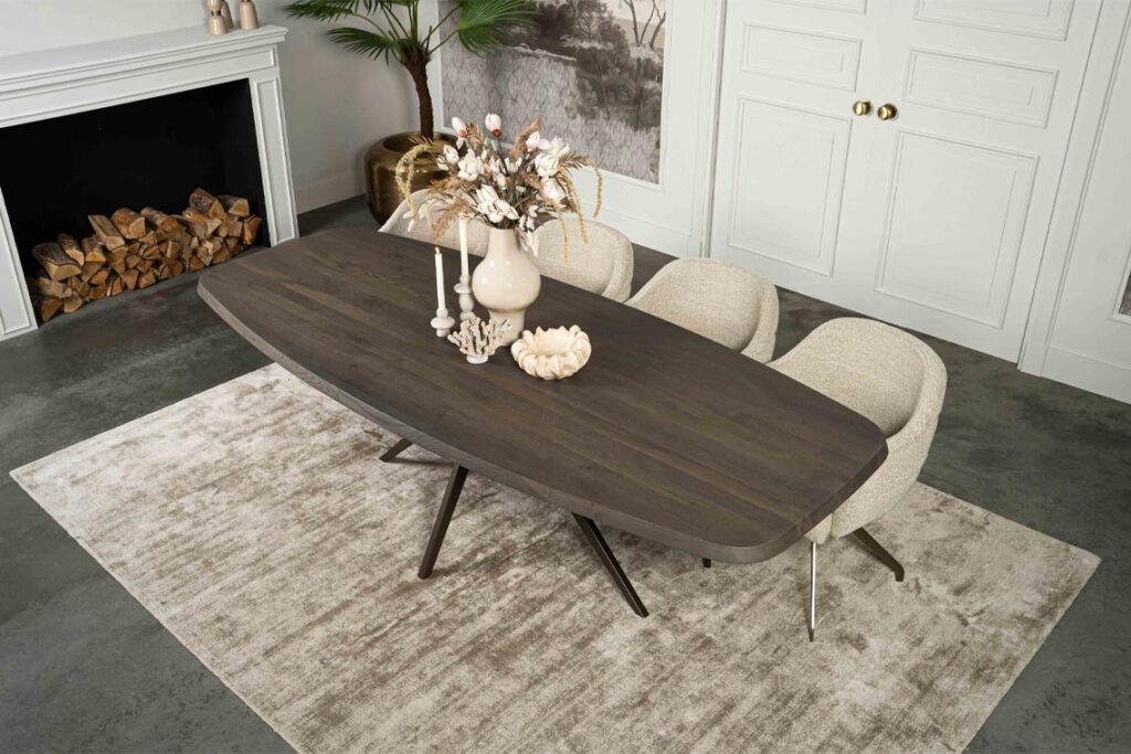 eettafel espresso kleur met bruine spinpoten