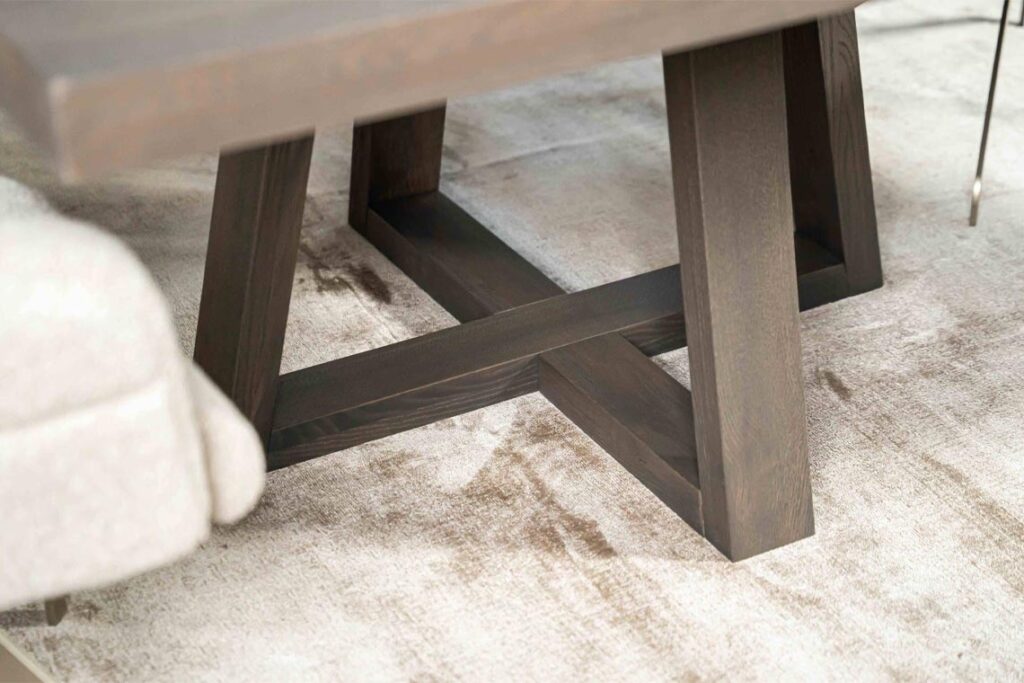 houten onderstel kruispoot met houten vierkante tafelblad