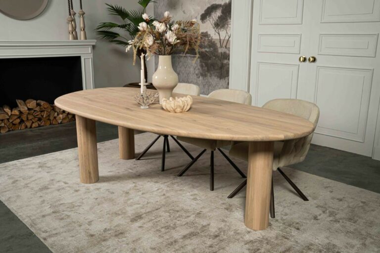 organische beige houten tafel met ronde poten