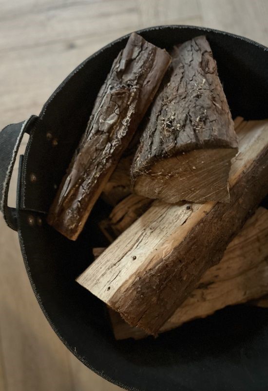 blokken hout in landelijk interieur