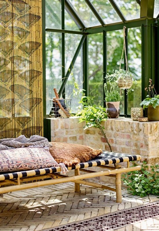 bohemian serre zomers met bamboe meubels