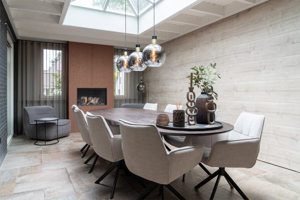 Eetkamer met hout bruine eettafel ovaal en beige stoelen